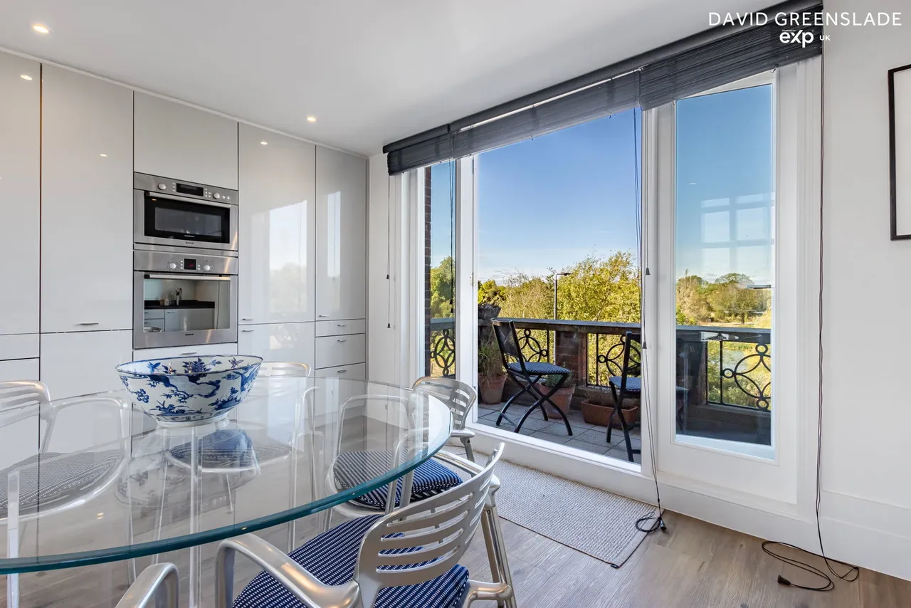 The Penthouse, Clapham Common Southside, SW4 9DG, photo 9