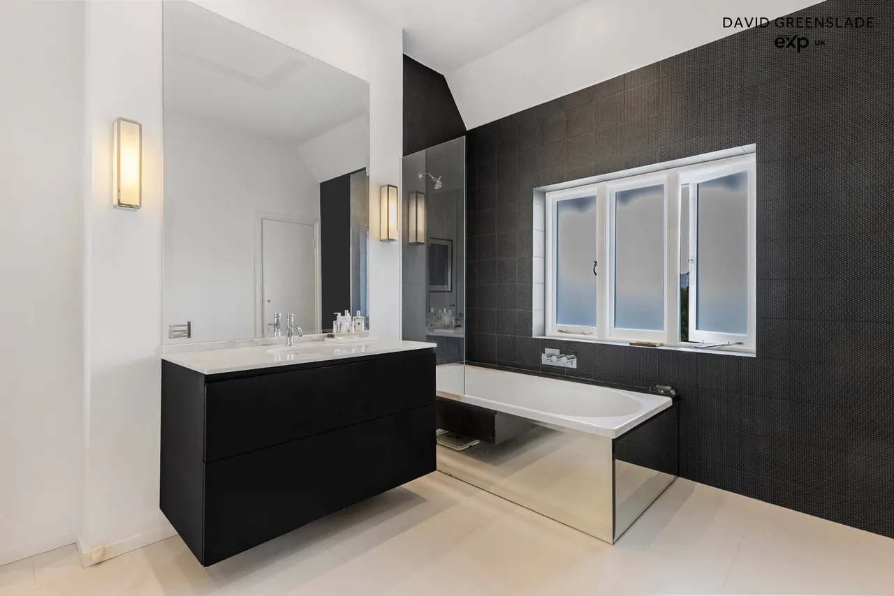 The Penthouse, Clapham Common Southside, SW4 9DG, photo 12