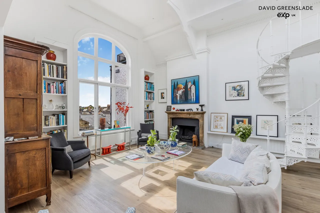 The Penthouse, Clapham Common Southside, SW4 9DG, photo 3