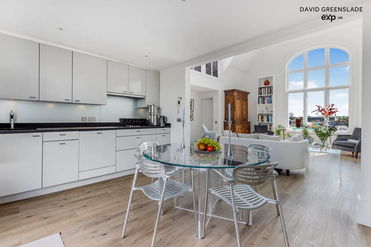The Penthouse, Clapham Common Southside, SW4 9DG, photo 5