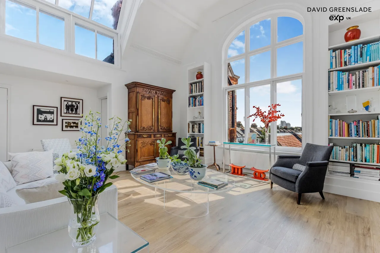 The Penthouse, Clapham Common Southside, SW4 9DG, photo 2