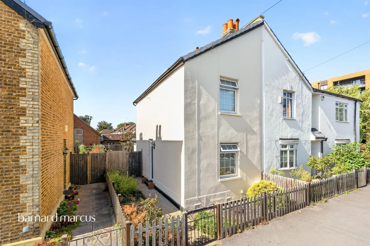 2 bed house for sale — California Road, New Malden