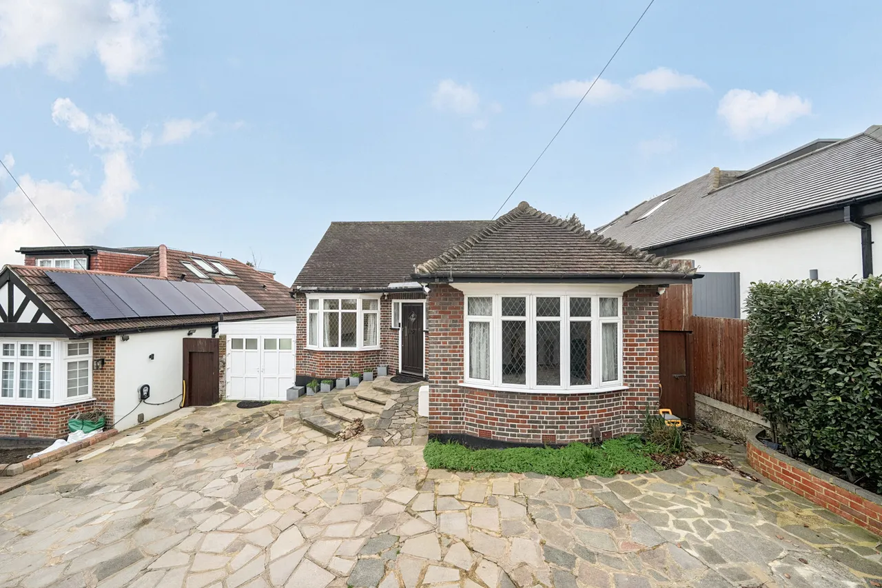3 bed house for sale, Hillside Road, Northwood, HA6