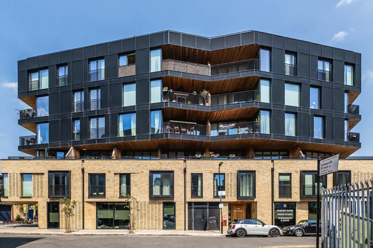 3 bed character property for sale — Lamb Lane, London, E8