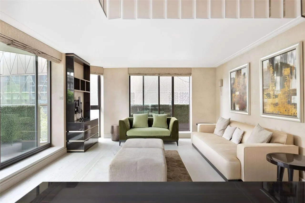 3 bed flat to rent — Blythe Road, London, W14 0JQ