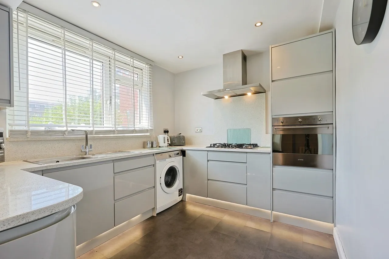3 bed flat for sale — Searles Close, London, SW11