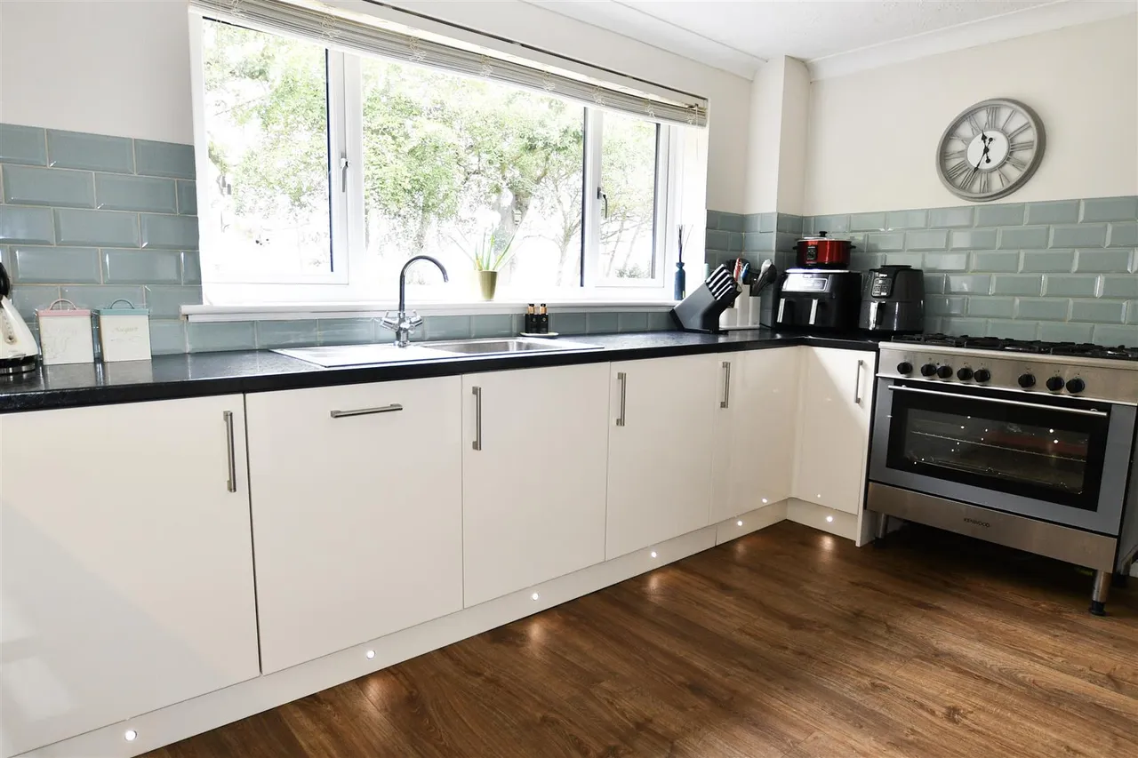 Ridgeway Close, Heathfield, TN21 8NS, photo 6