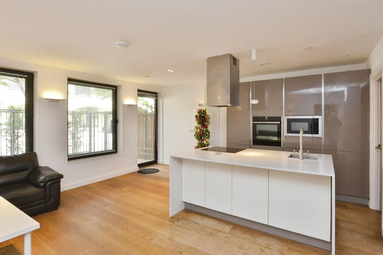 Upper Fourth Street, Milton Keynes, MK9, photo 16