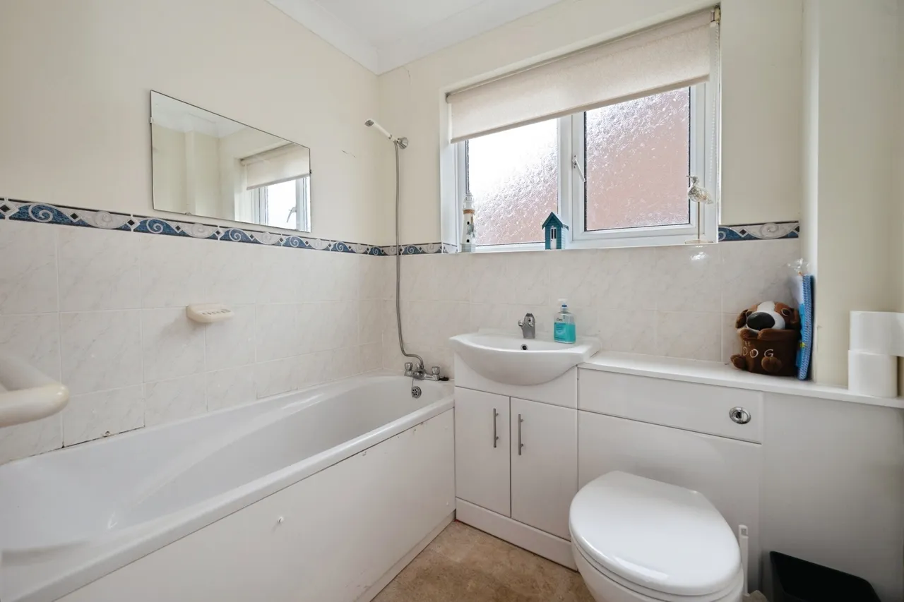 Glebe Close, Hayling Island, PO11, photo 8