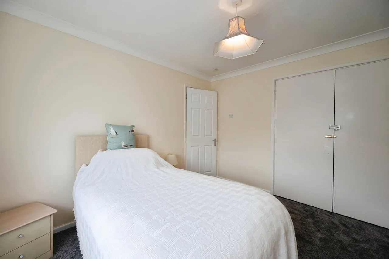Glebe Close, Hayling Island, PO11, photo 10