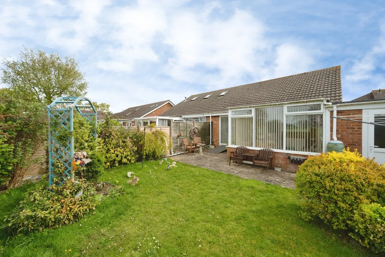 Glebe Close, Hayling Island, PO11, photo 2