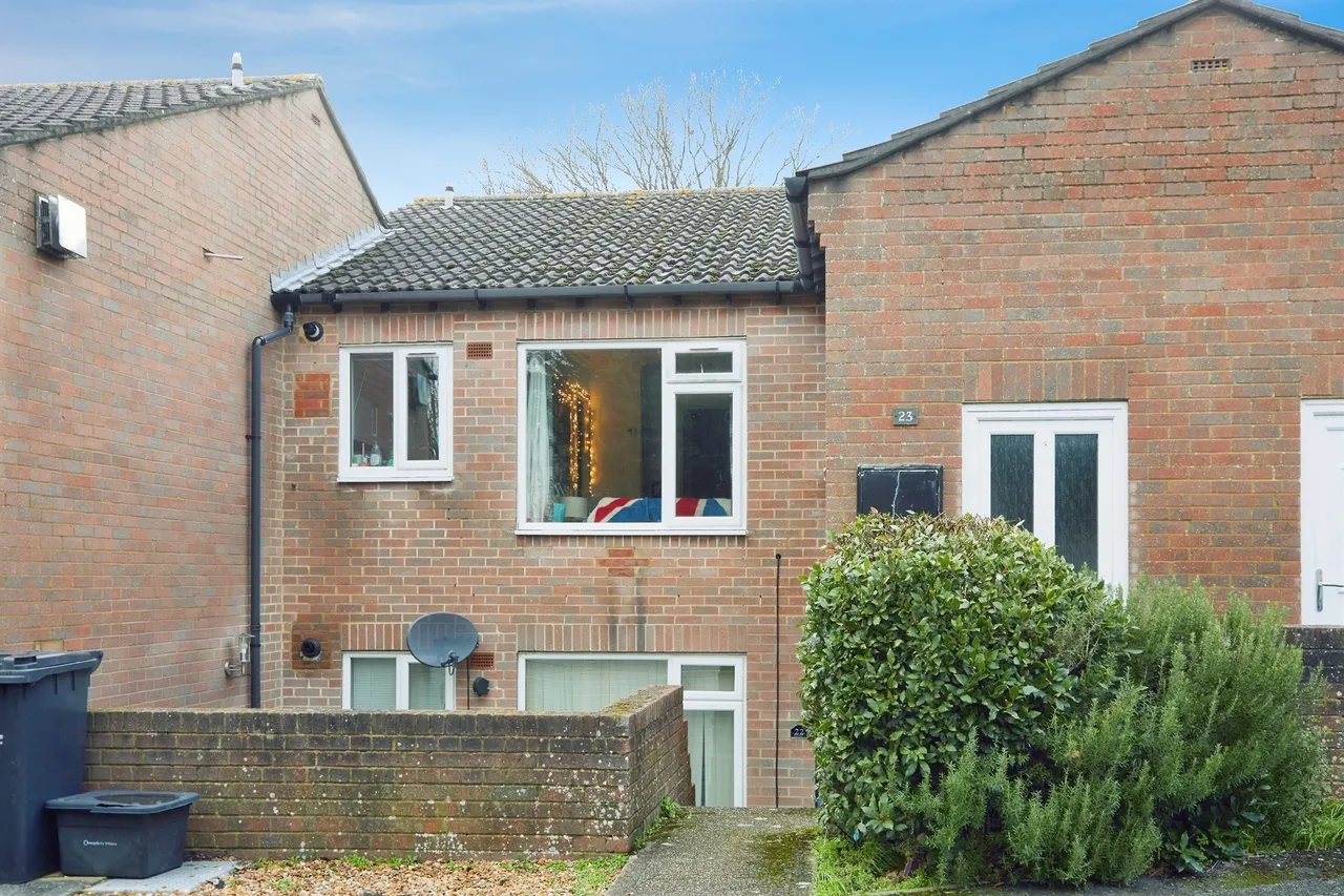 2 bed flat for sale — Methuen Drive, Salisbury