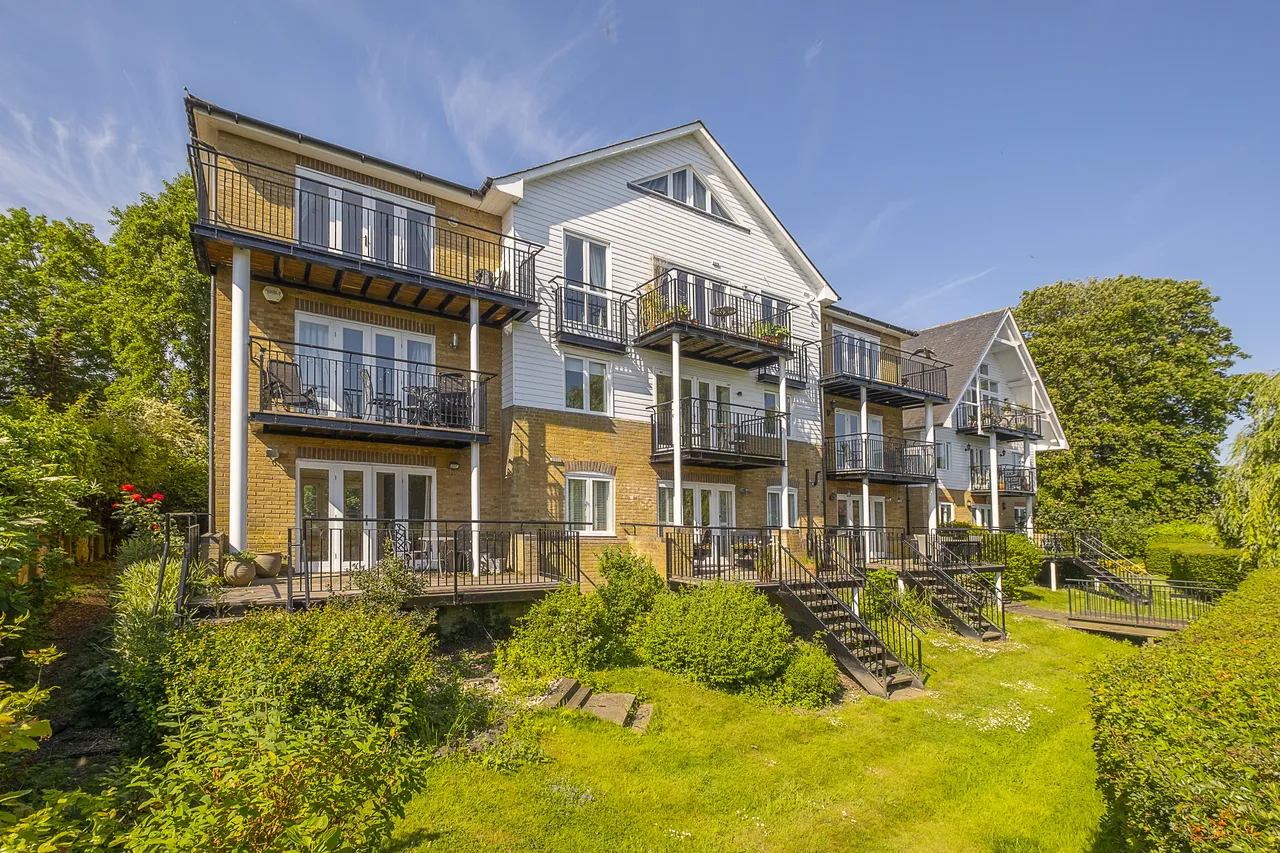 2 bed flat for sale — Manor Road, Teddington, TW11