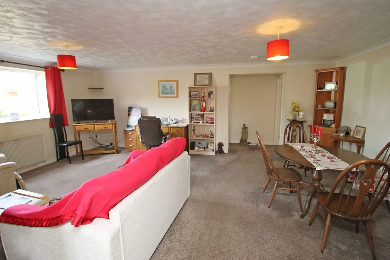 Ground Floor Apartment in Briston, photo 3