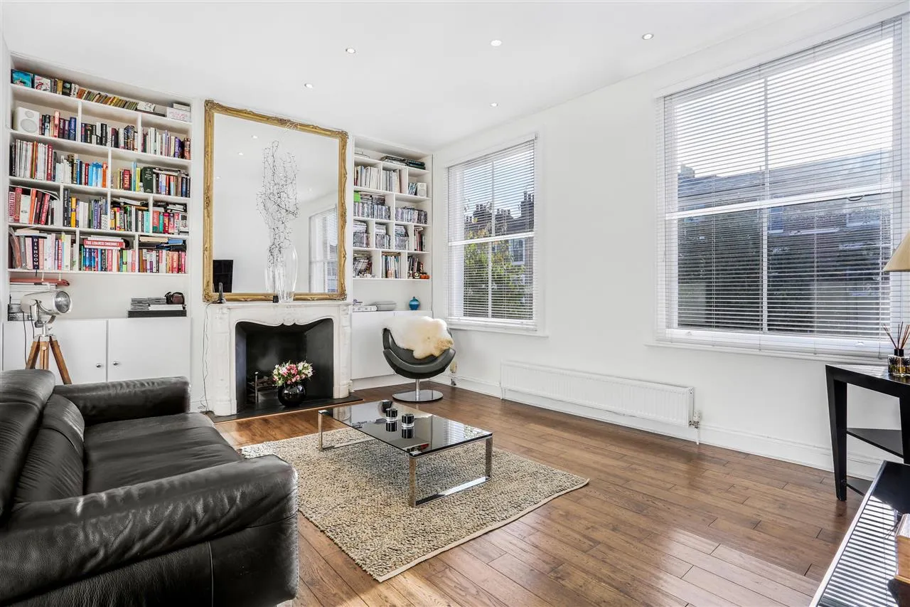 3 bed flat for sale — Hargrave Road, London