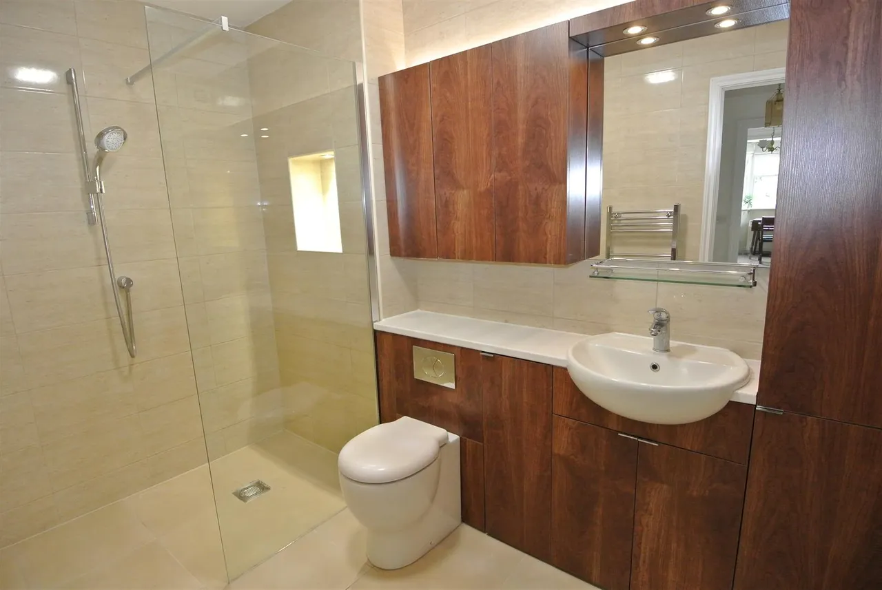 St. Judes Close, Englefield Green, Surrey, TW20 0DN, photo 3