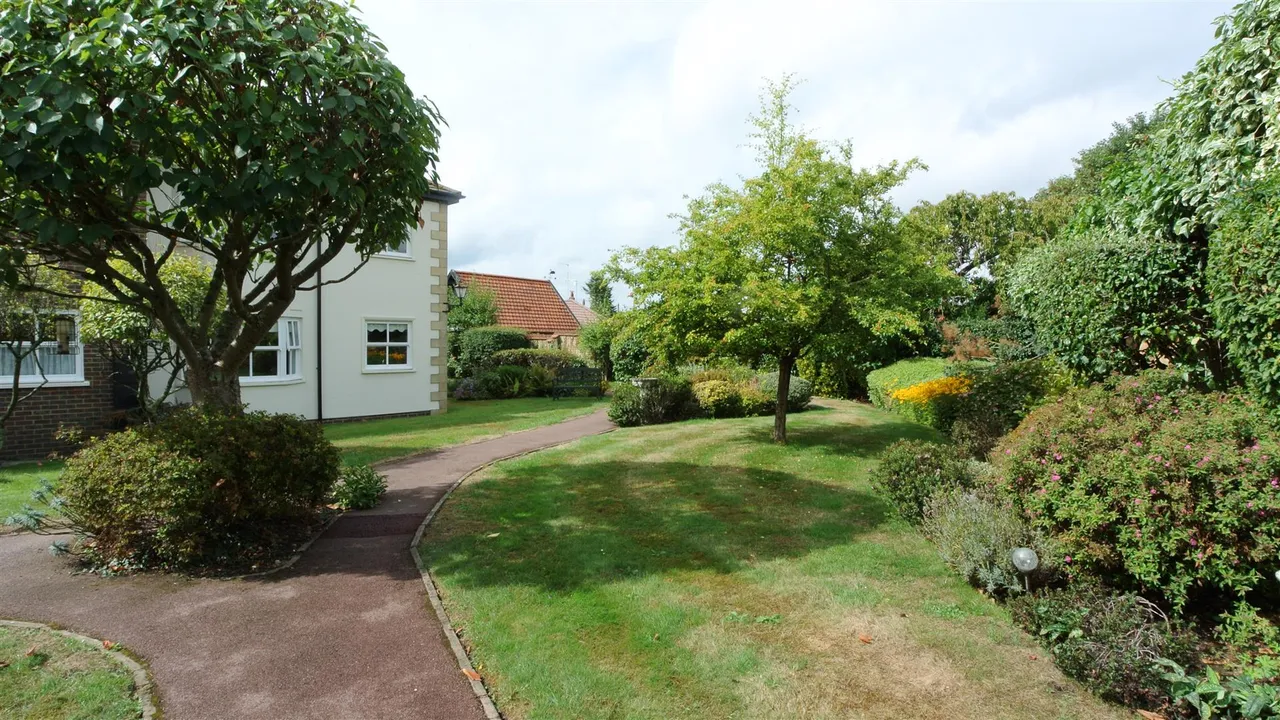 St. Judes Close, Englefield Green, Surrey, TW20 0DN, photo 20