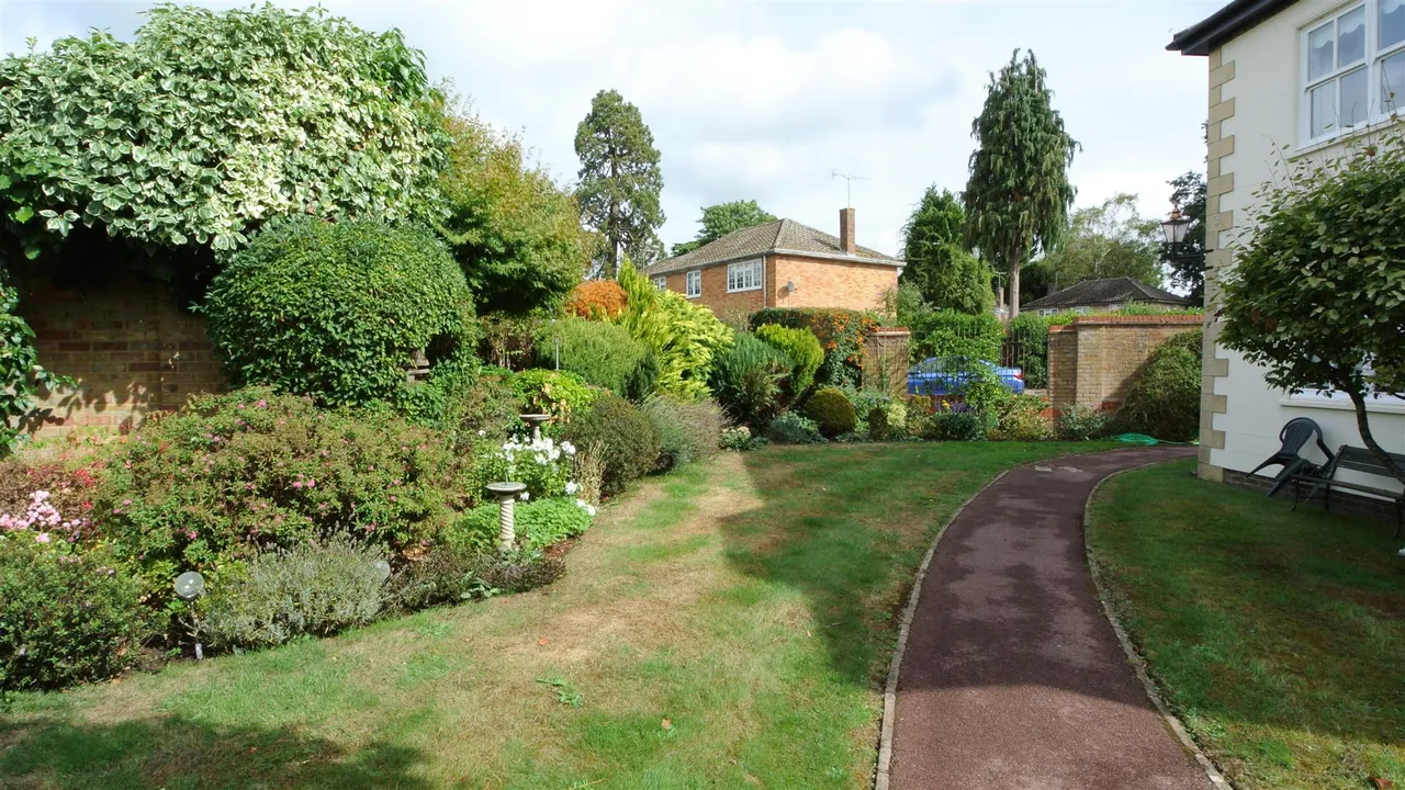 St. Judes Close, Englefield Green, Surrey, TW20 0DN, photo 19