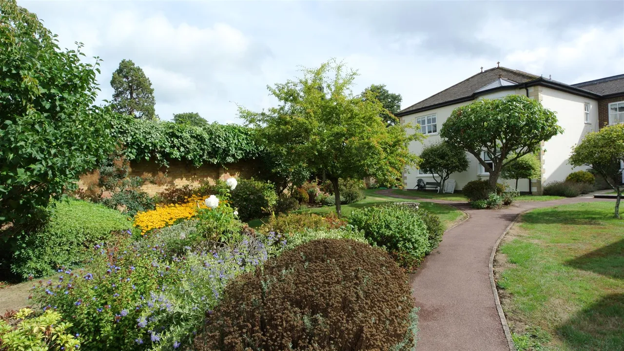 St. Judes Close, Englefield Green, Surrey, TW20 0DN, photo 17