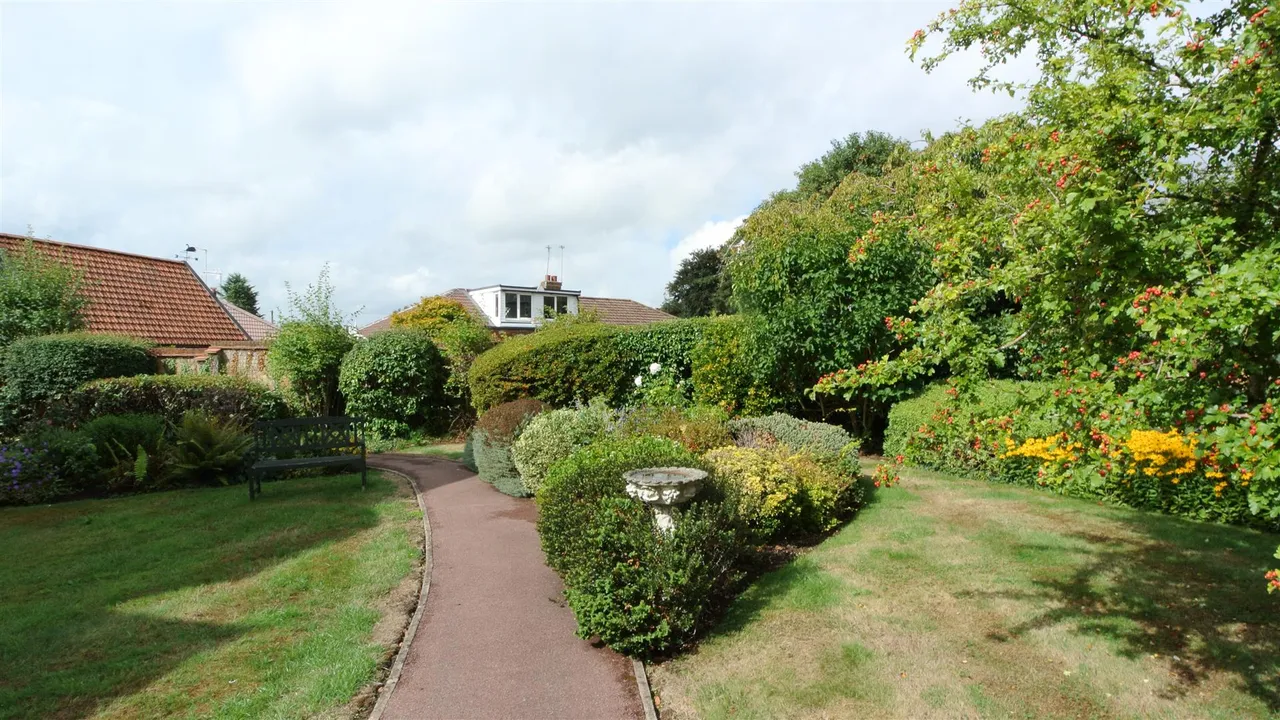 St. Judes Close, Englefield Green, Surrey, TW20 0DN, photo 18
