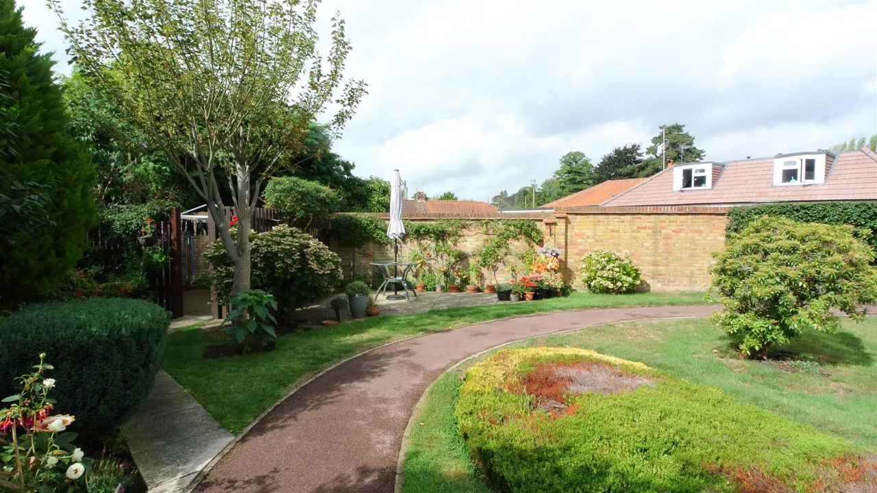 St. Judes Close, Englefield Green, Surrey, TW20 0DN, photo 14