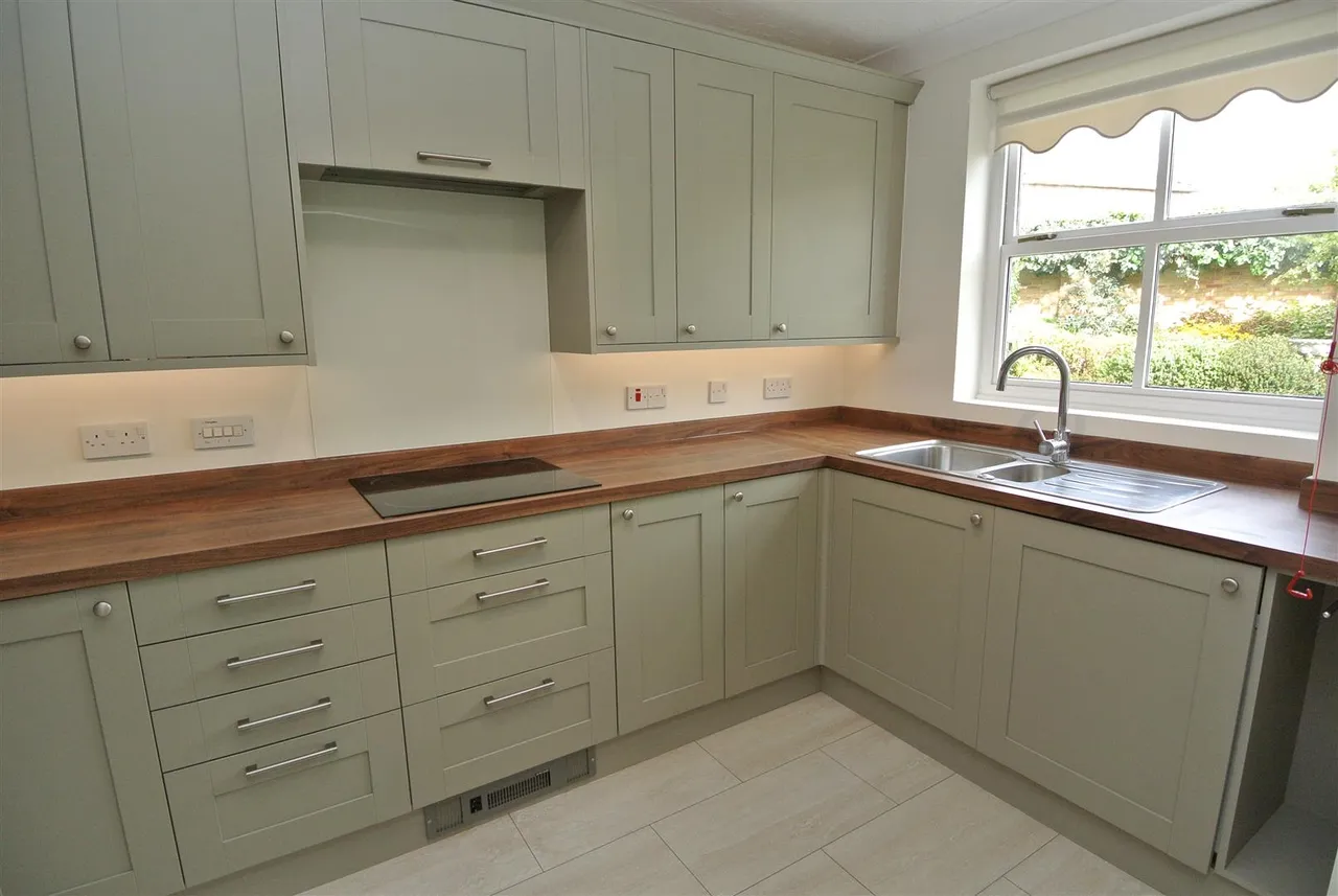 St. Judes Close, Englefield Green, Surrey, TW20 0DN, photo 2