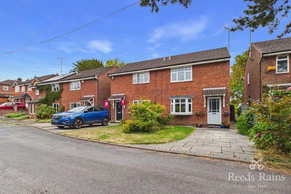 2 bed house for sale — Stevenage Drive, Macclesfield, Cheshire, SK11