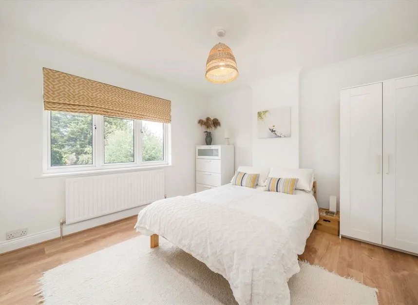 Elmcroft Drive, Chessington, KT9, photo 6