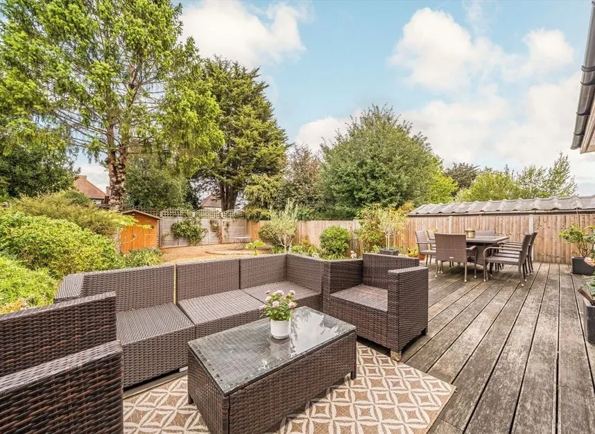 Elmcroft Drive, Chessington, KT9, photo 8