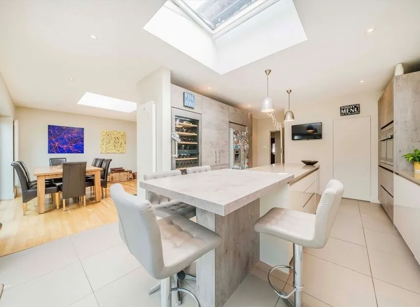 Elmcroft Drive, Chessington, KT9, photo 3