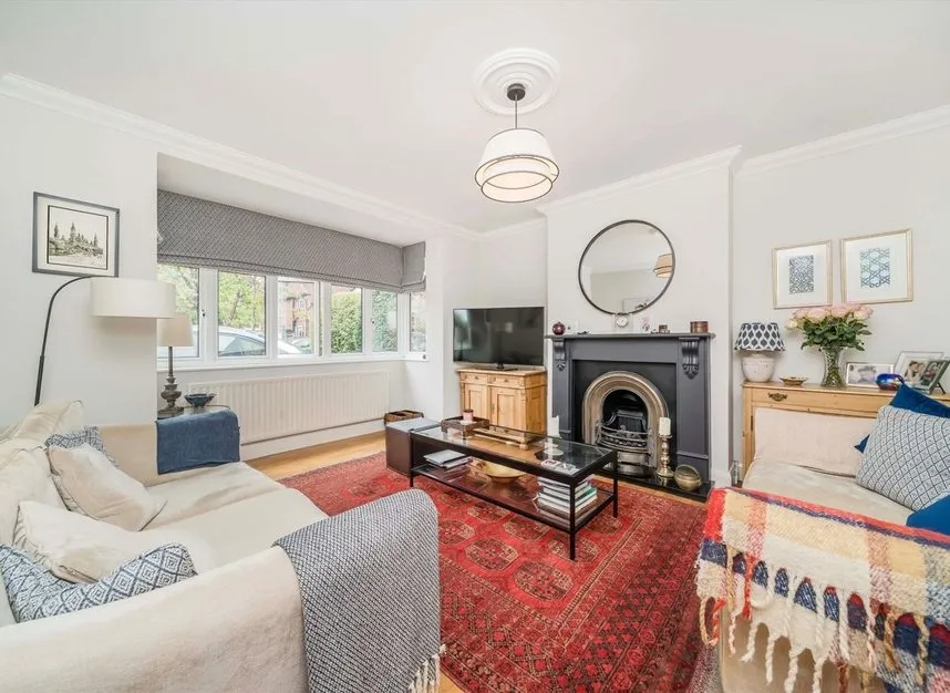 Elmcroft Drive, Chessington, KT9, photo 2