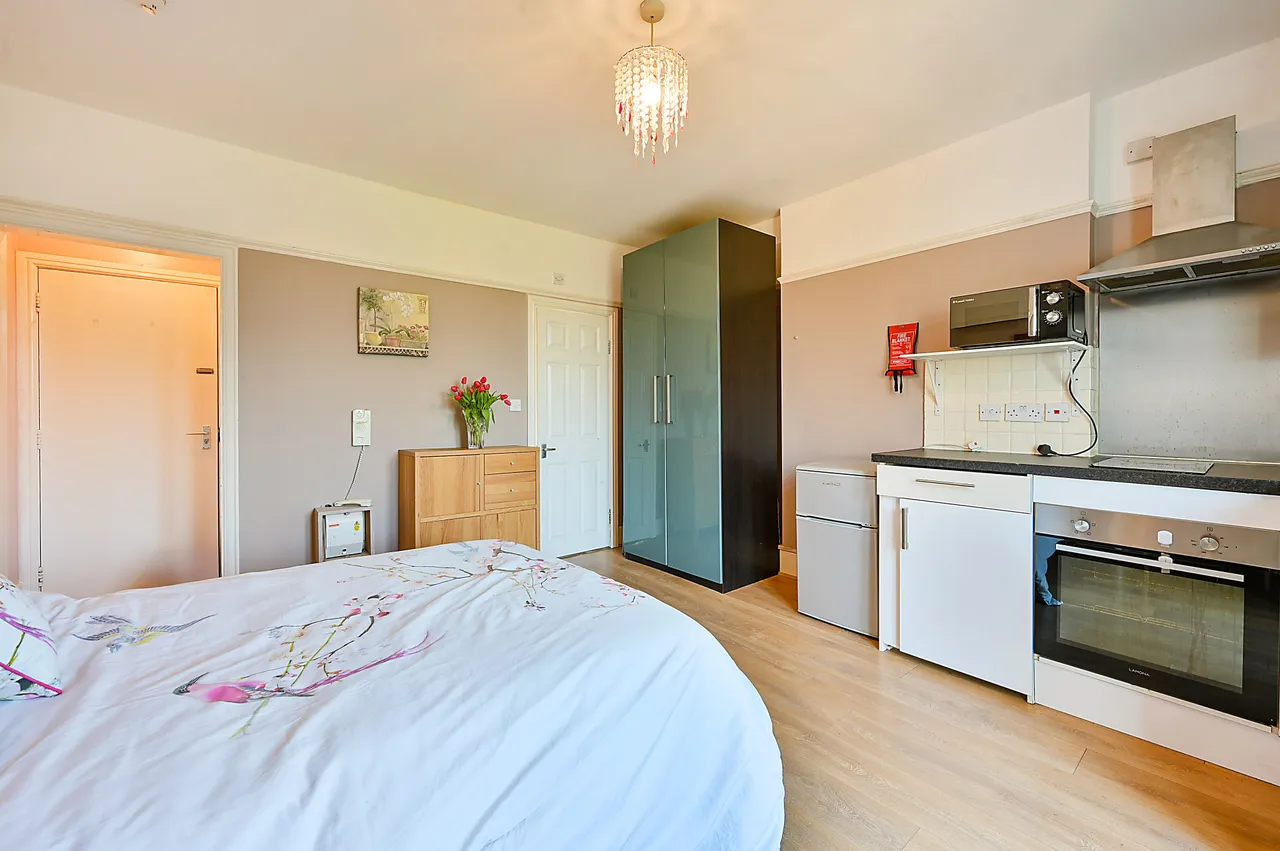 Flat 3, 68 Chatsworth Gardens, London, photo 4