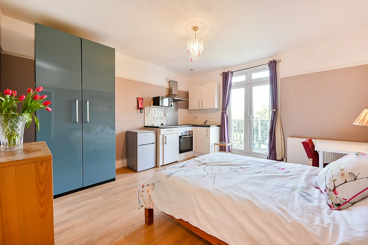 Flat 3, 68 Chatsworth Gardens, London, photo 2