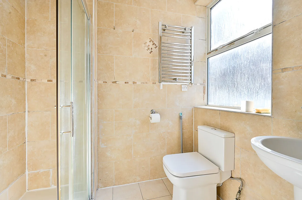 Flat 3, 68 Chatsworth Gardens, London, photo 5