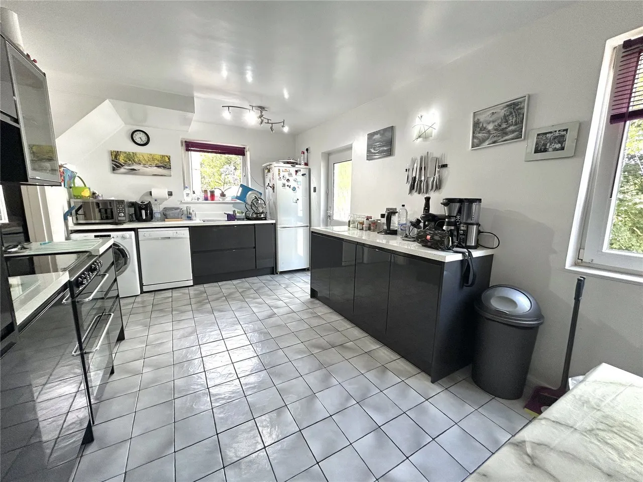 St. Lawrence Avenue, Milford Haven, SA73, photo 4