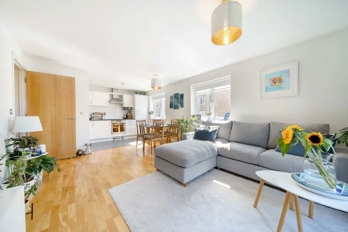 Garratt Lane, SW18, photo 2