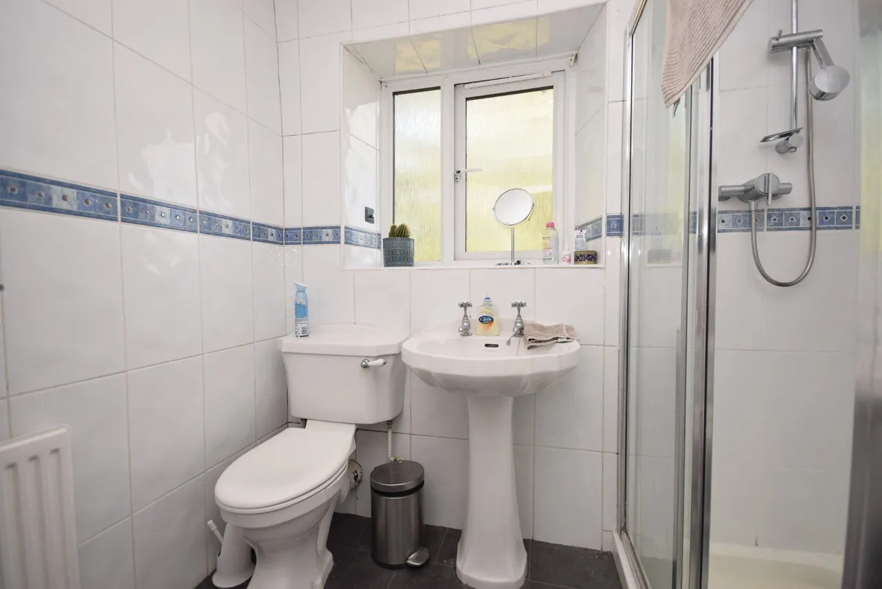 Shadwell Lane, Leeds, LS17, photo 5