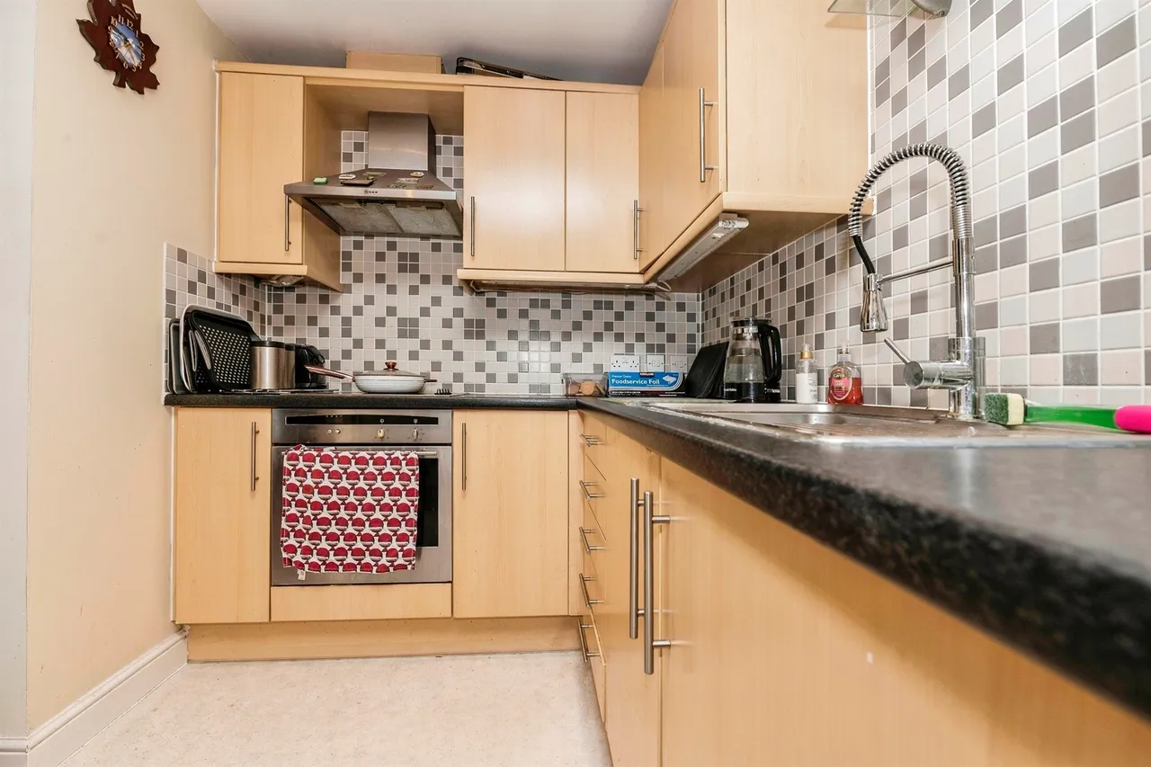 Queensway, HEMEL HEMPSTEAD, photo 8