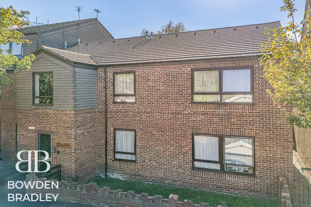 1 bed flat for sale, Youngs Road, Hastingwood Court, IG2