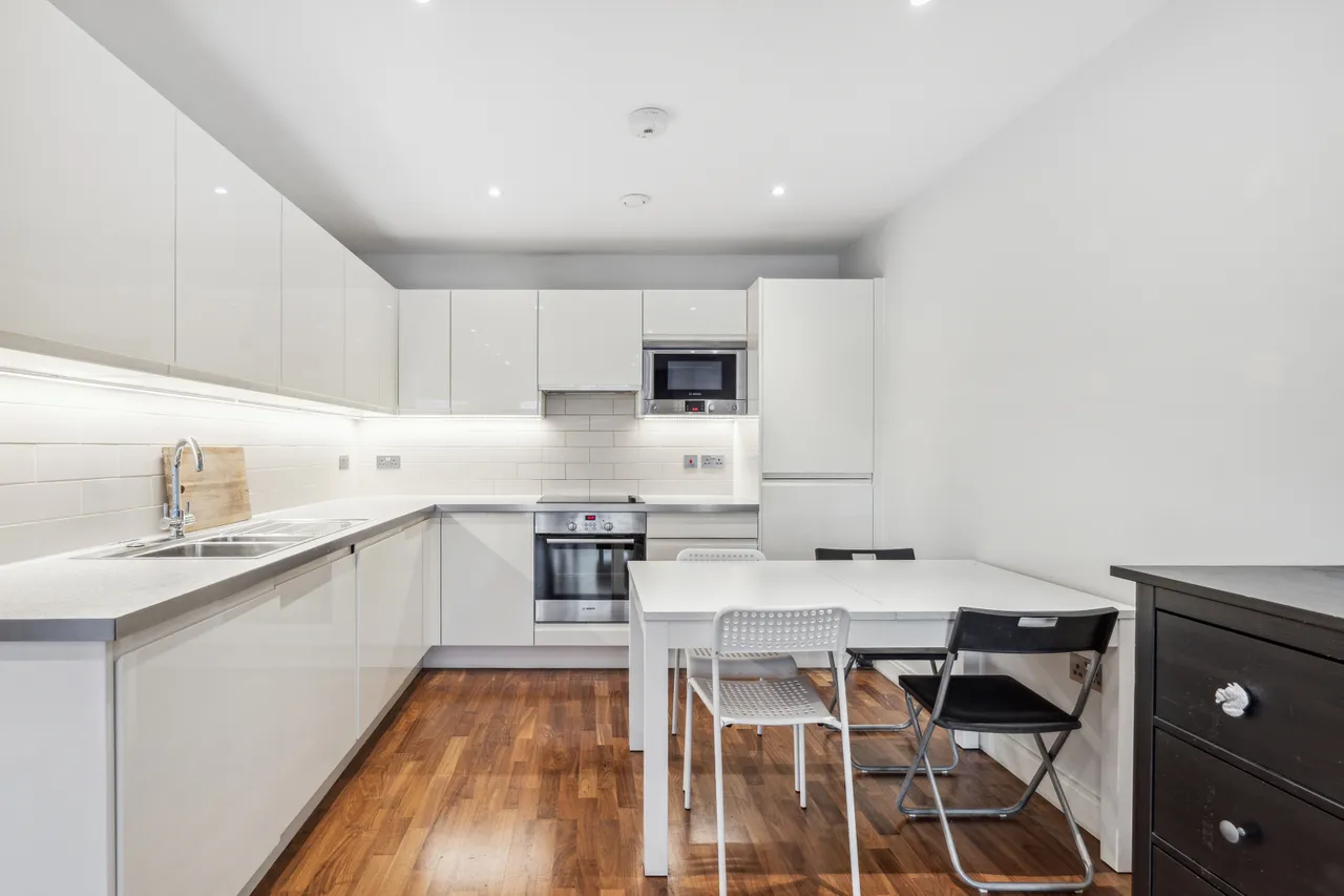2 bed flat to rent, Holman Road, London, SW11