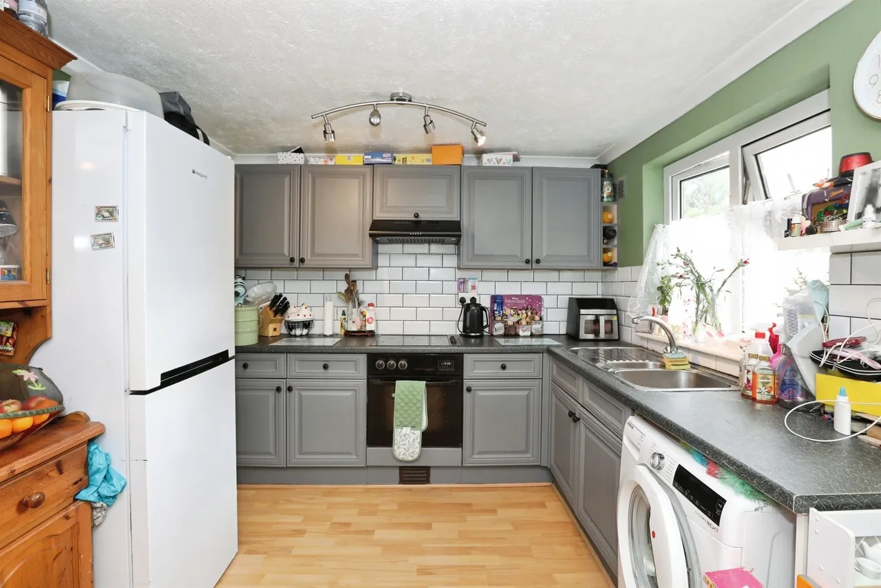 Newlands Crescent, EAST GRINSTEAD, photo 3
