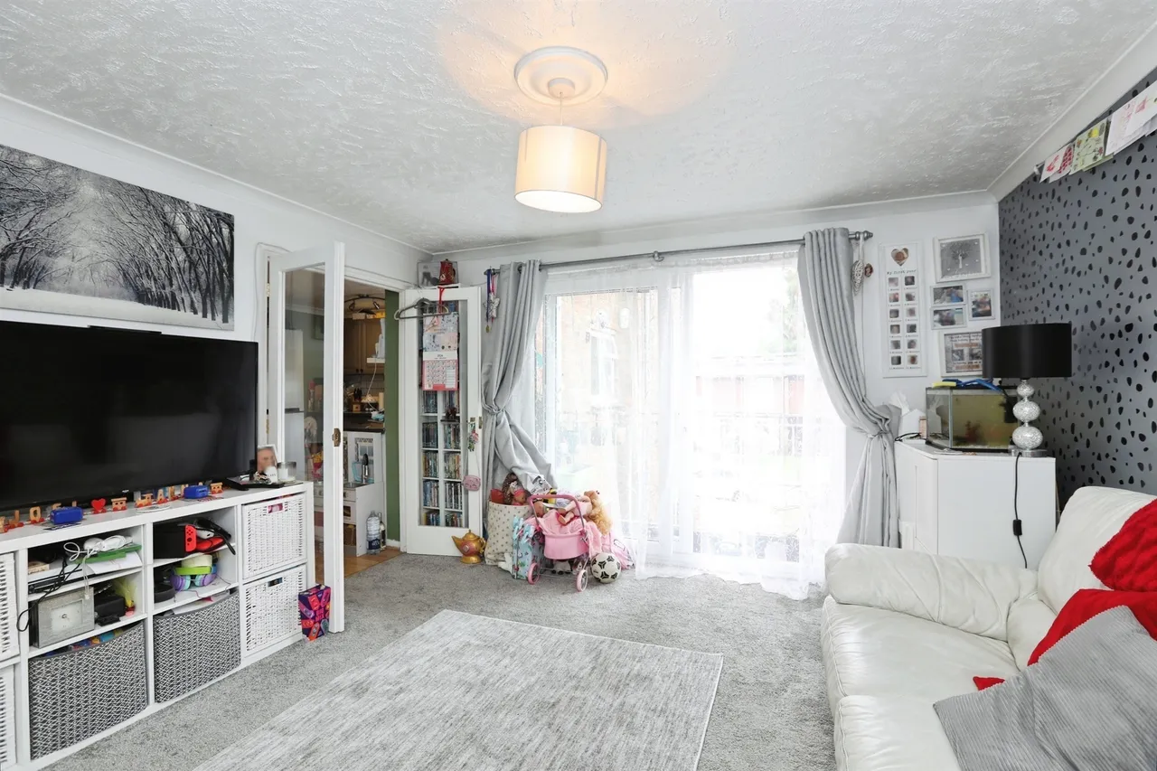 Newlands Crescent, EAST GRINSTEAD, photo 7