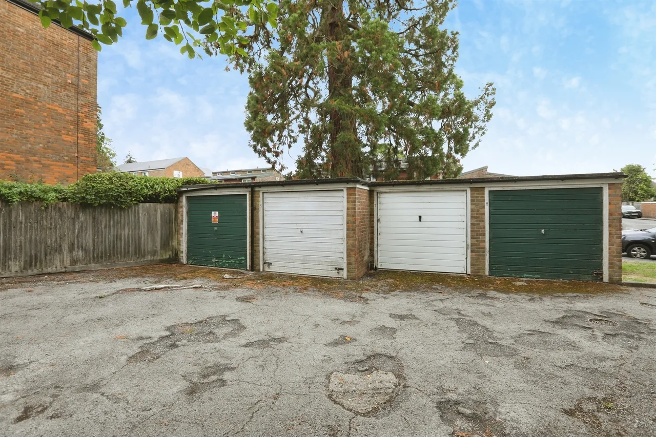 Newlands Crescent, EAST GRINSTEAD, photo 11