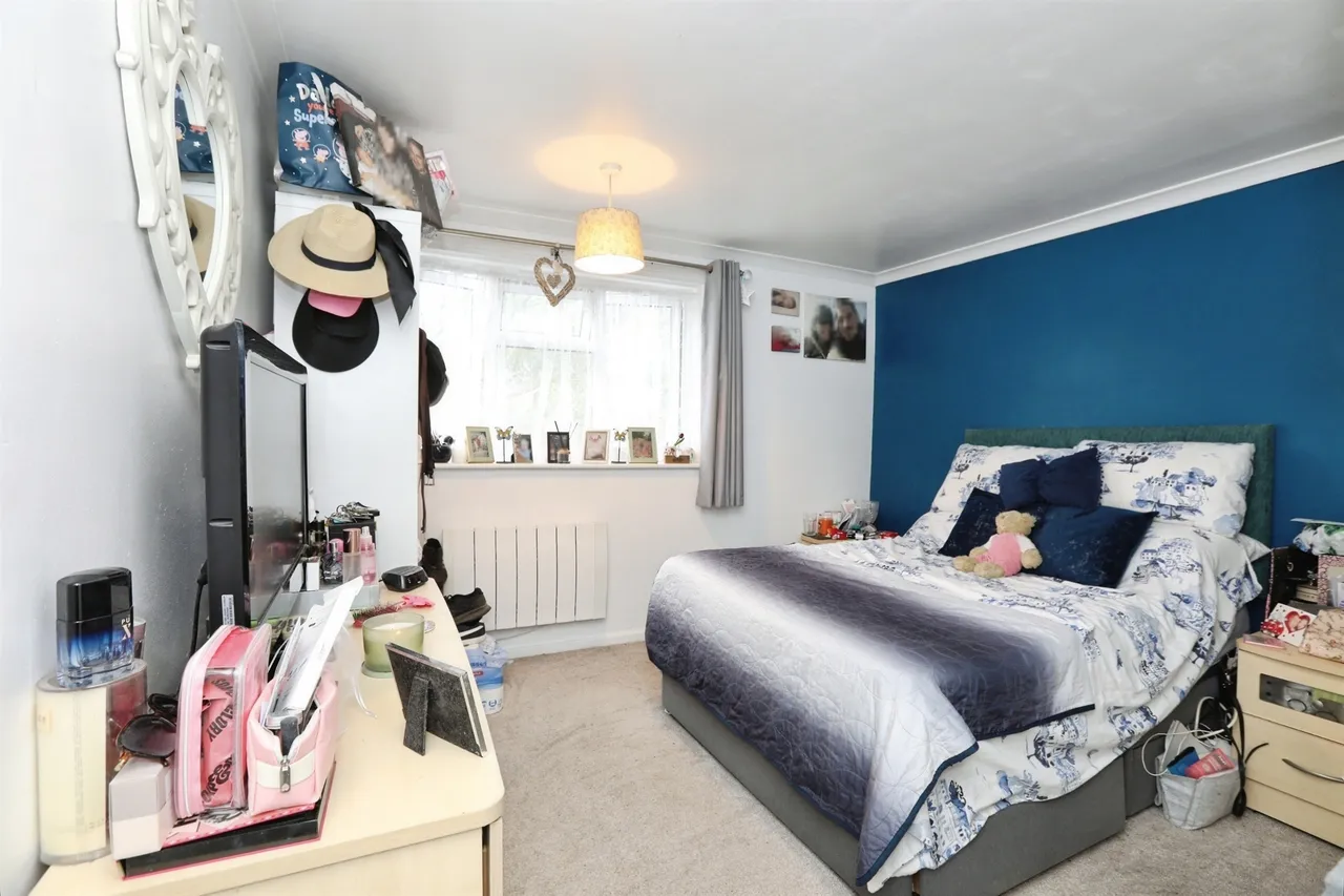 Newlands Crescent, EAST GRINSTEAD, photo 8
