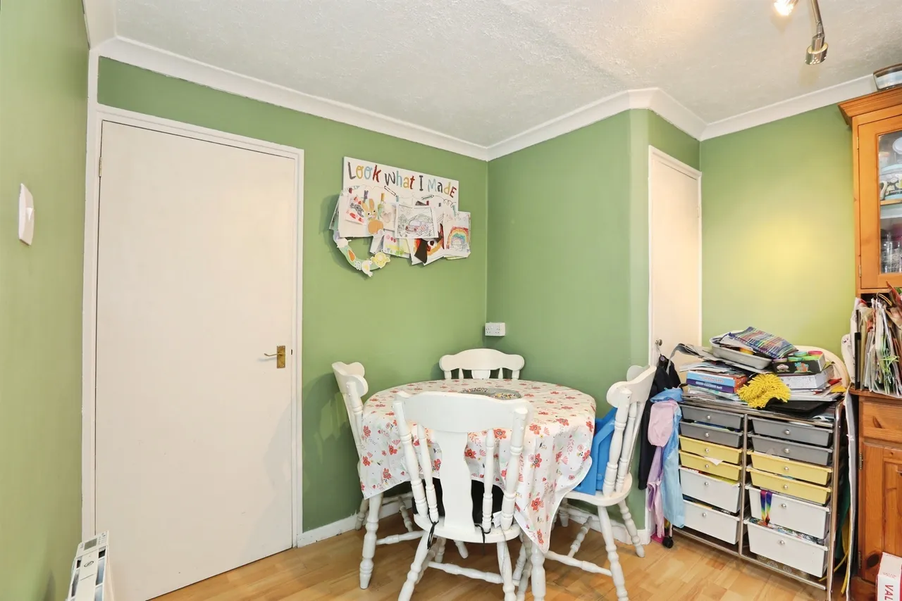 Newlands Crescent, EAST GRINSTEAD, photo 5