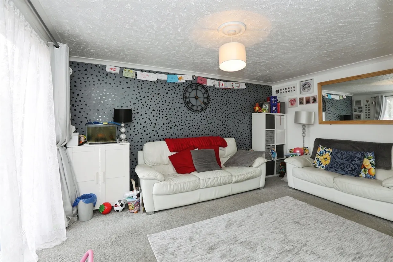 Newlands Crescent, EAST GRINSTEAD, photo 2