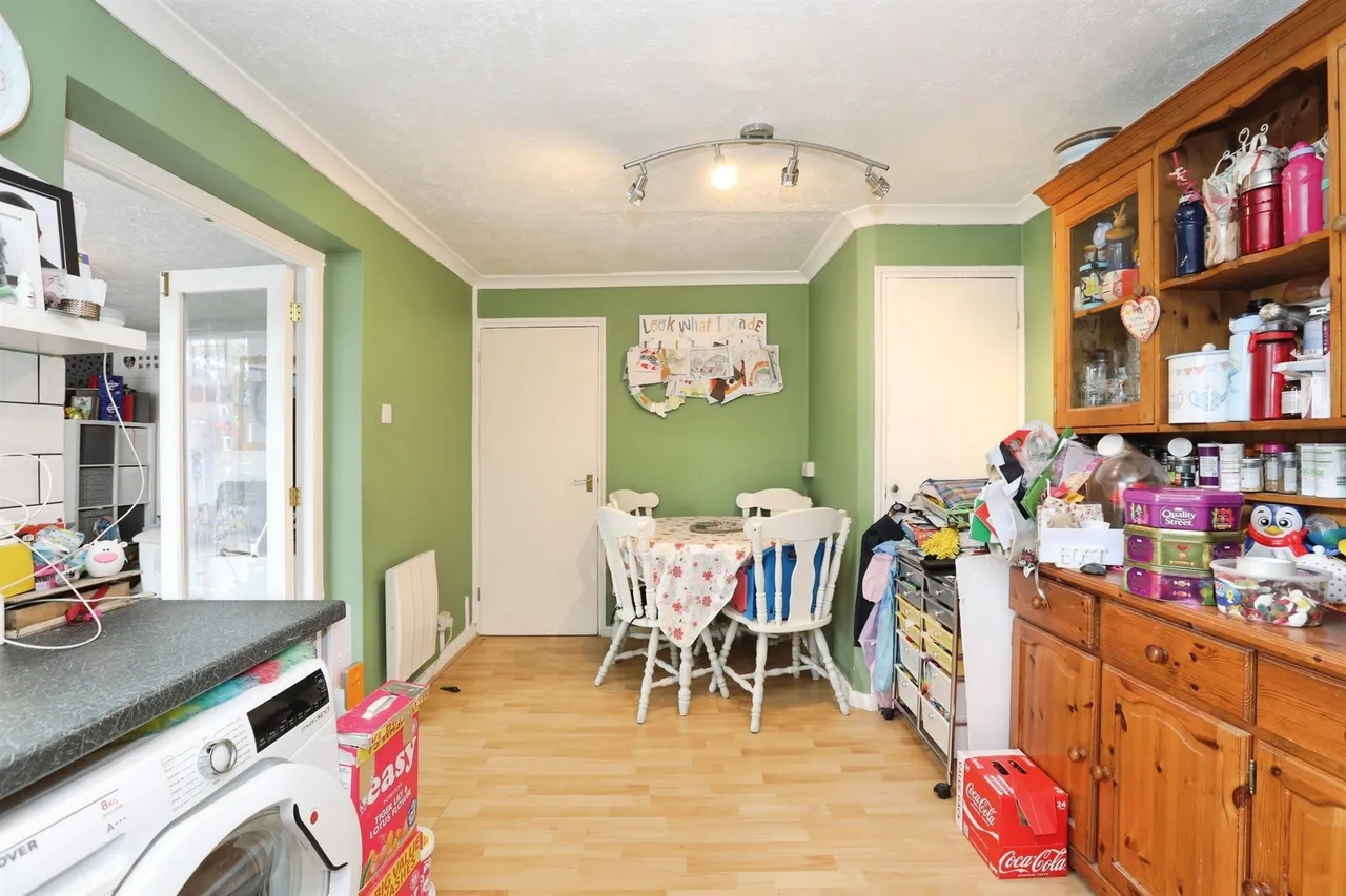 Newlands Crescent, EAST GRINSTEAD, photo 4