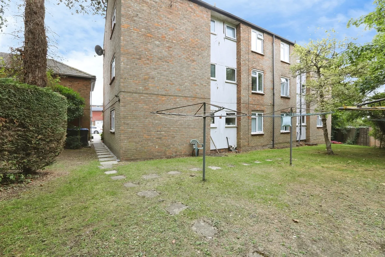 Newlands Crescent, EAST GRINSTEAD, photo 10