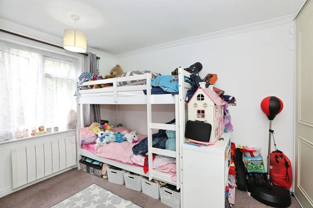 Newlands Crescent, EAST GRINSTEAD, photo 9