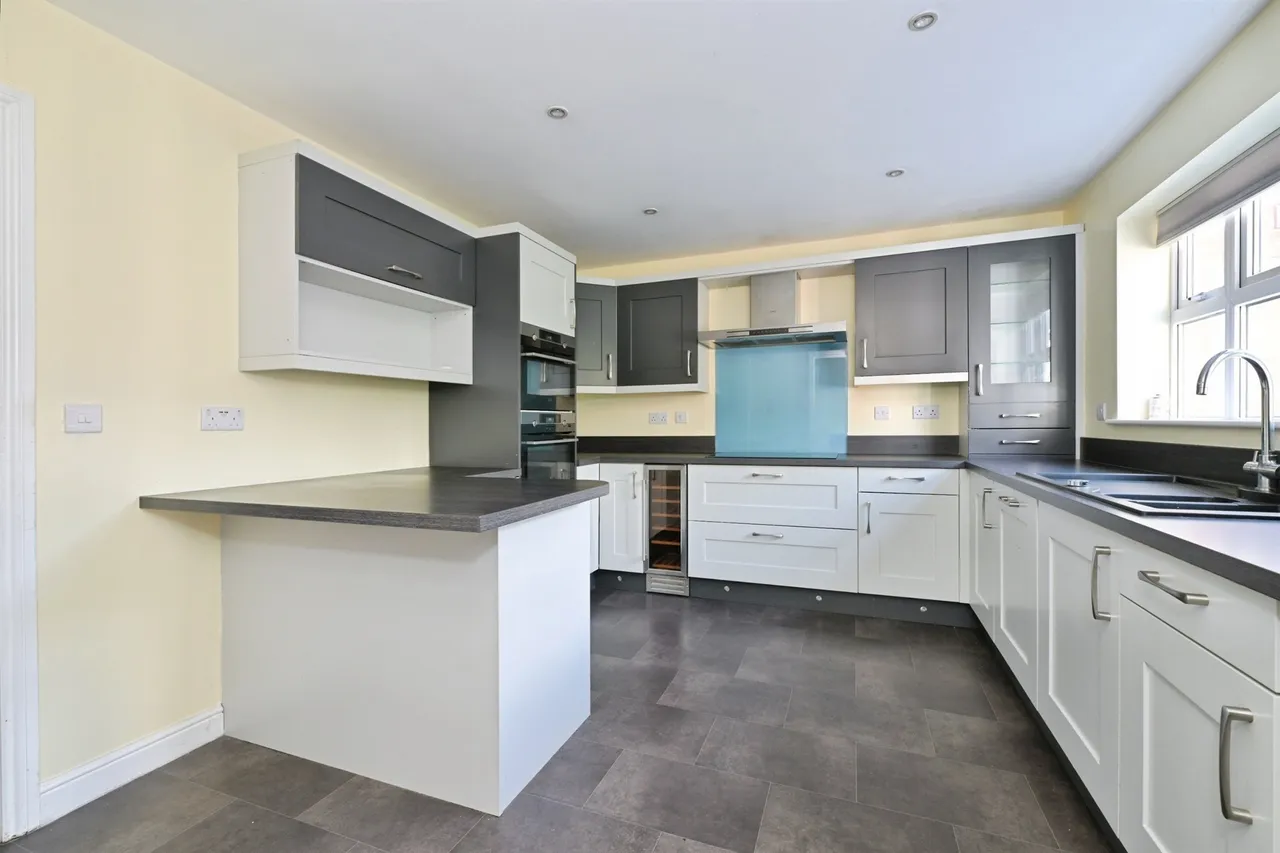 5 bed house for sale — Old Bailey Road, Hampton Vale, Peterborough